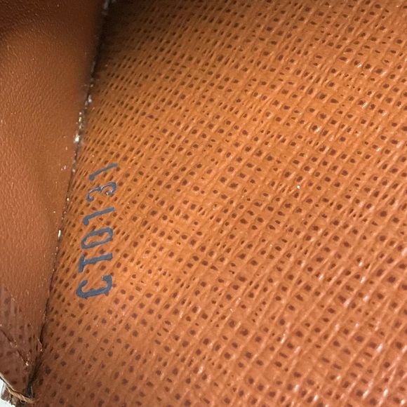 Sold Louis Vuitton Sarah Wallet Monogram - Picture 11 of 14